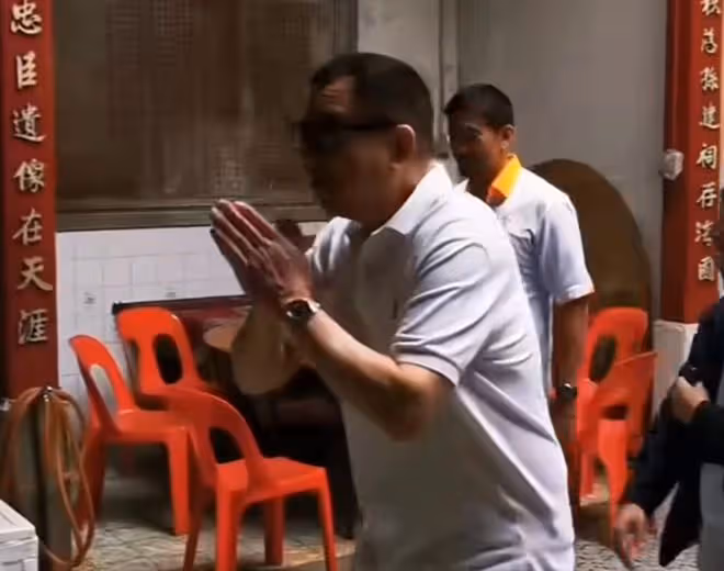 知名港星參加祭祖活動！與宗親祈福很虔誠，家世顯赫跟魯迅是親戚