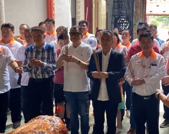 知名港星參加祭祖活動！與宗親祈福很虔誠，家世顯赫跟魯迅是親戚