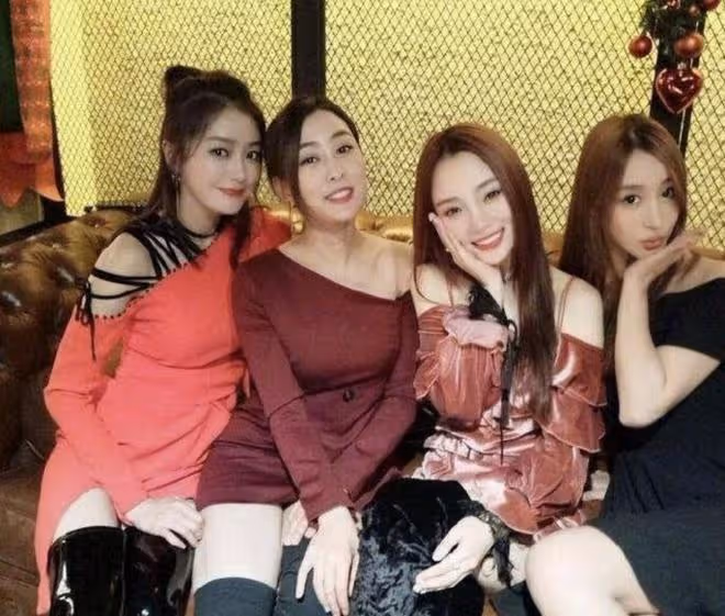 41歲馬蘇穿弔帶秀身材，手臂和腰腹部被勒出贅肉，被指是虎背熊腰