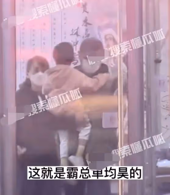 明道一家三口外出聚餐，霸總變奶爸全程帶娃，妻子緊跟身旁顯溫馨