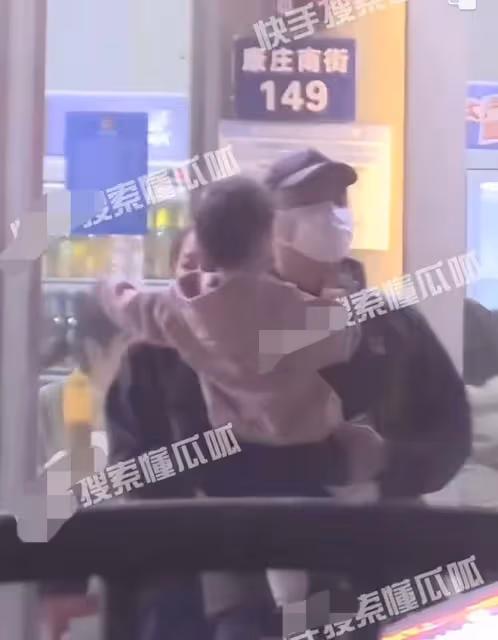 明道一家三口外出聚餐，霸總變奶爸全程帶娃，妻子緊跟身旁顯溫馨