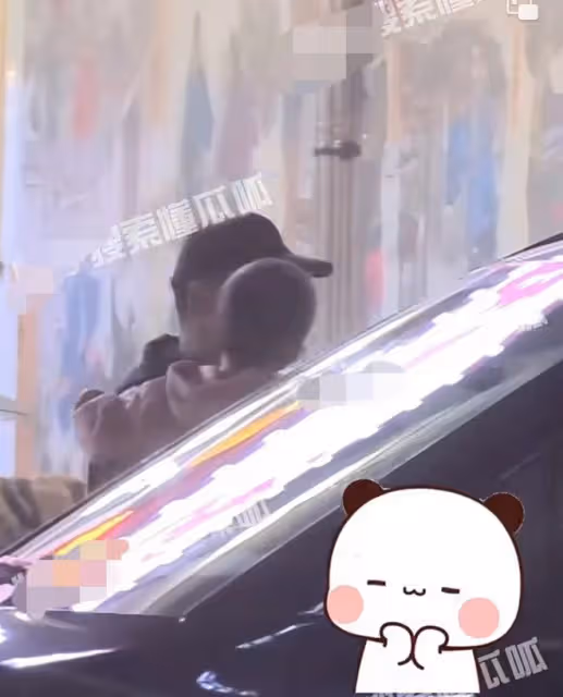 明道一家三口外出聚餐，霸總變奶爸全程帶娃，妻子緊跟身旁顯溫馨