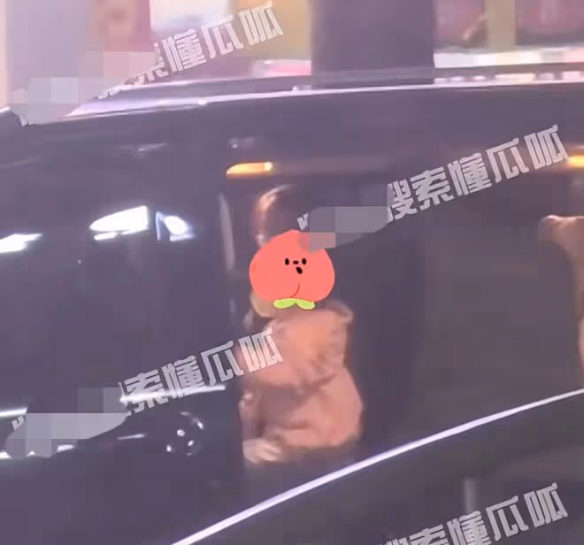 明道一家三口外出聚餐，霸總變奶爸全程帶娃，妻子緊跟身旁顯溫馨