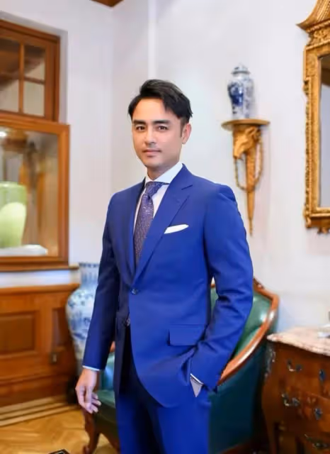 明道一家三口外出聚餐，霸總變奶爸全程帶娃，妻子緊跟身旁顯溫馨