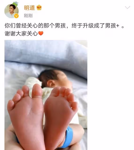 明道一家三口外出聚餐，霸總變奶爸全程帶娃，妻子緊跟身旁顯溫馨