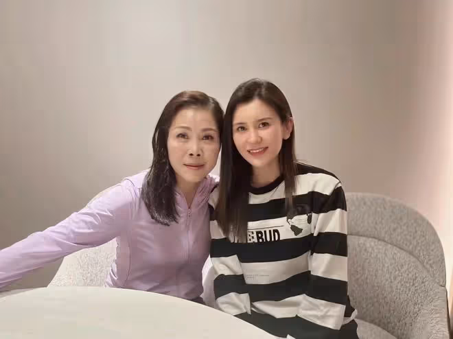 56歲田震和歌手吳瓊在外聚餐，生圖老到快認不出，兩人親密似母女