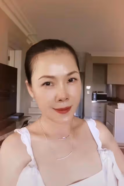 56歲田震和歌手吳瓊在外聚餐，生圖老到快認不出，兩人親密似母女