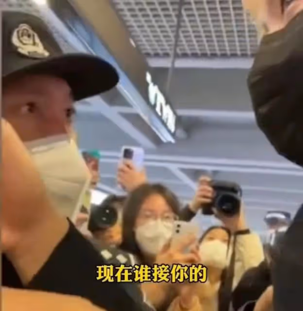 余景天：造成機場擁堵被警察勸離，粉絲們網暴現場安保要其丟工作