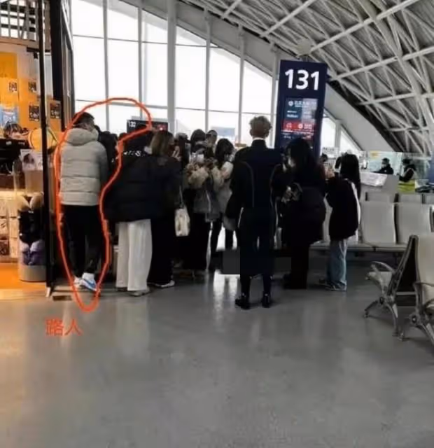 余景天：造成機場擁堵被警察勸離，粉絲們網暴現場安保要其丟工作