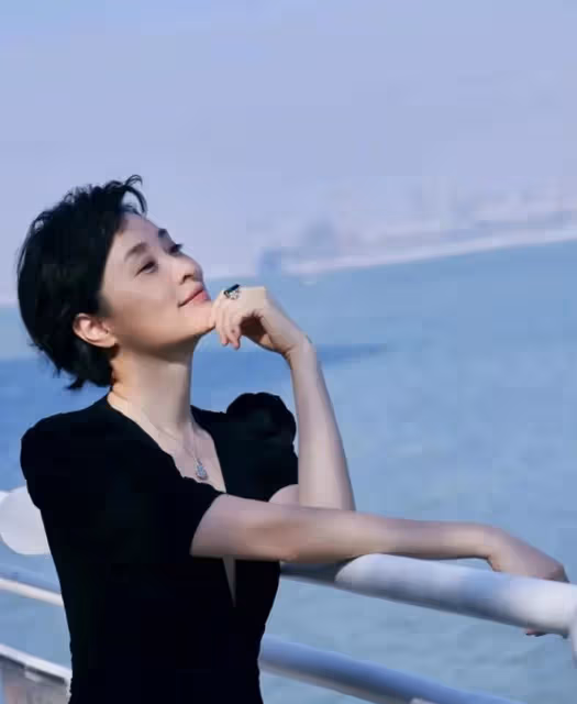 吳越感覺越來越美了，整個人的狀態都放鬆了，氣質也越來越高級了