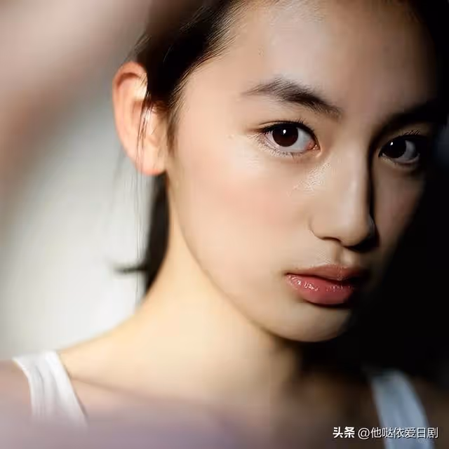 21歲的演員八木莉可子，天生的明星臉，端莊大方有氣質