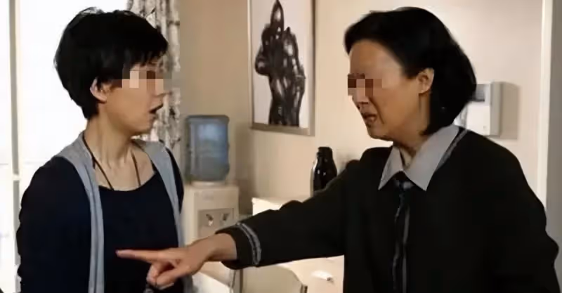 聽說兒子不回來，婆婆在湯里加了一勺鹽，卻斷送了兒子婚姻
