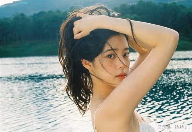 歐陽娜娜海邊穿「低胸洋裝」曝真實身材 遭網友吐槽：腫麼了？