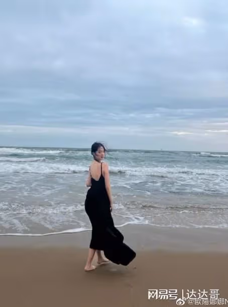 歐陽娜娜海邊穿「低胸洋裝」曝真實身材 遭網友吐槽：腫麼了？