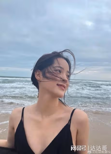 歐陽娜娜海邊穿「低胸洋裝」曝真實身材 遭網友吐槽：腫麼了？