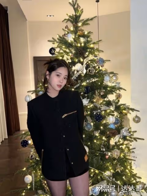 歐陽娜娜海邊穿「低胸洋裝」曝真實身材 遭網友吐槽：腫麼了？