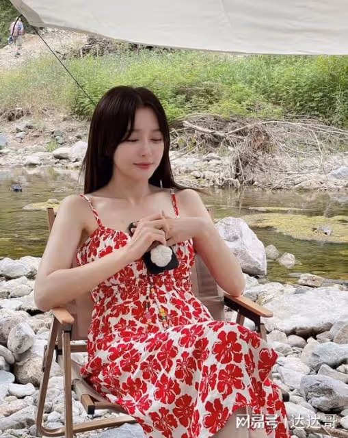 楊冪秦嵐挨轟「假面閨蜜」!昔姐妹團分裂,今成小鮮肉前後任女友