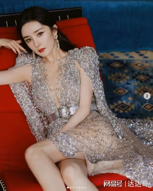 楊冪秦嵐挨轟「假面閨蜜」!昔姐妹團分裂,今成小鮮肉前後任女友
