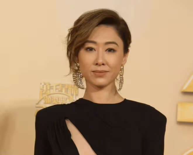 胡定欣被曝不滿27歲男星得獎,TVB頒獎禮當眾黑臉,本人親自回應