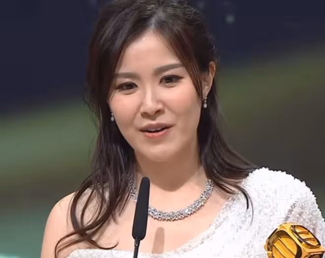 胡定欣被曝不滿27歲男星得獎,TVB頒獎禮當眾黑臉,本人親自回應