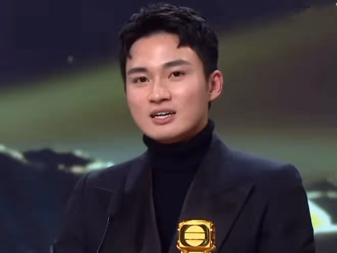胡定欣被曝不滿27歲男星得獎,TVB頒獎禮當眾黑臉,本人親自回應