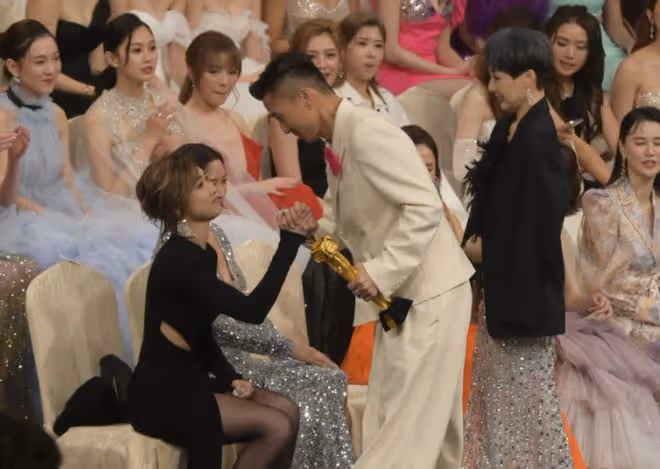 胡定欣被曝不滿27歲男星得獎，TVB頒獎禮當眾黑臉，本人親自回應