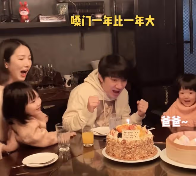 王祖藍攜妻子女兒慶祝43歲生日,被孩子們親吻臉頰,教她們說粵語
