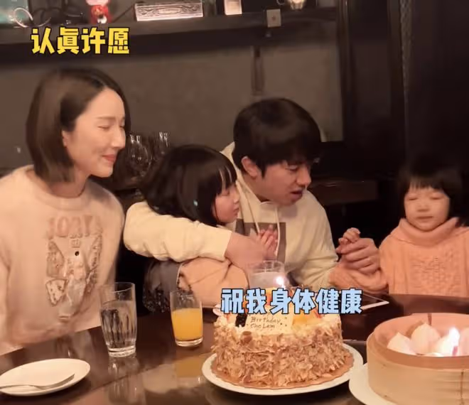 王祖藍攜妻子女兒慶祝43歲生日,被孩子們親吻臉頰,教她們說粵語