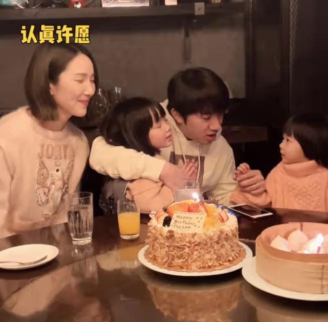 王祖藍攜妻子女兒慶祝43歲生日,被孩子們親吻臉頰,教她們說粵語