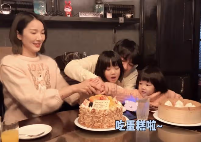 王祖藍攜妻子女兒慶祝43歲生日,被孩子們親吻臉頰,教她們說粵語