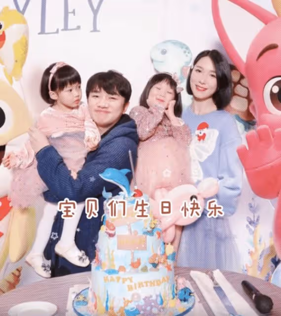 王祖藍攜妻子女兒慶祝43歲生日,被孩子們親吻臉頰,教她們說粵語