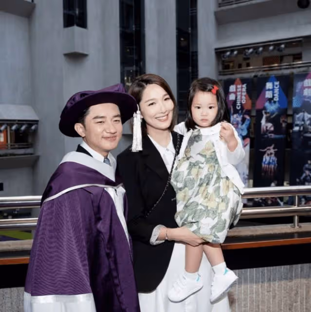 王祖藍攜妻子女兒慶祝43歲生日,被孩子們親吻臉頰,教她們說粵語