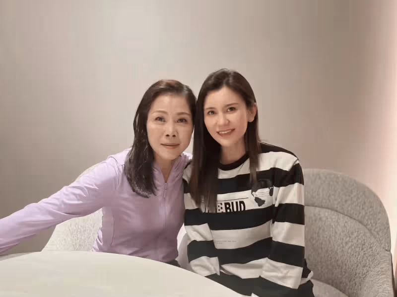 56歲田震與吳瓊聚餐,近況曝光老到認不出,眼袋明顯身材出眾