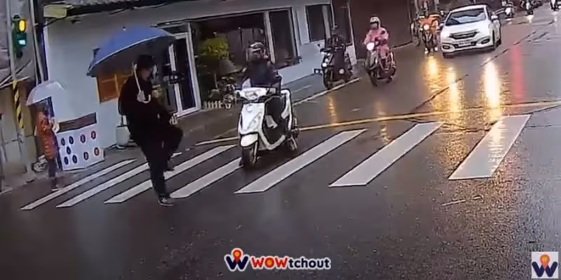 機車不禮讓!桃園男過馬路,帥氣「1動作」直接「反擊」網讚爆:超療癒!