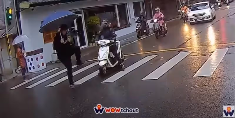 機車不禮讓!桃園男過馬路,帥氣「1動作」直接「反擊」網讚爆:超療癒!