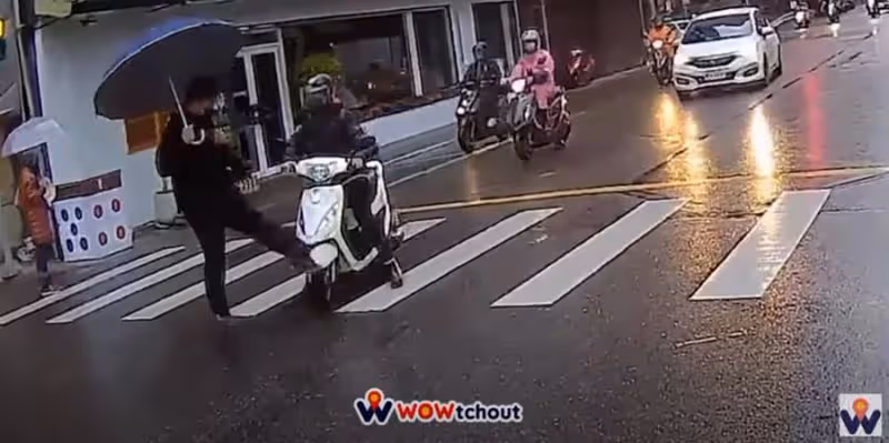 機車不禮讓!桃園男過馬路,帥氣「1動作」直接「反擊」網讚爆:超療癒!