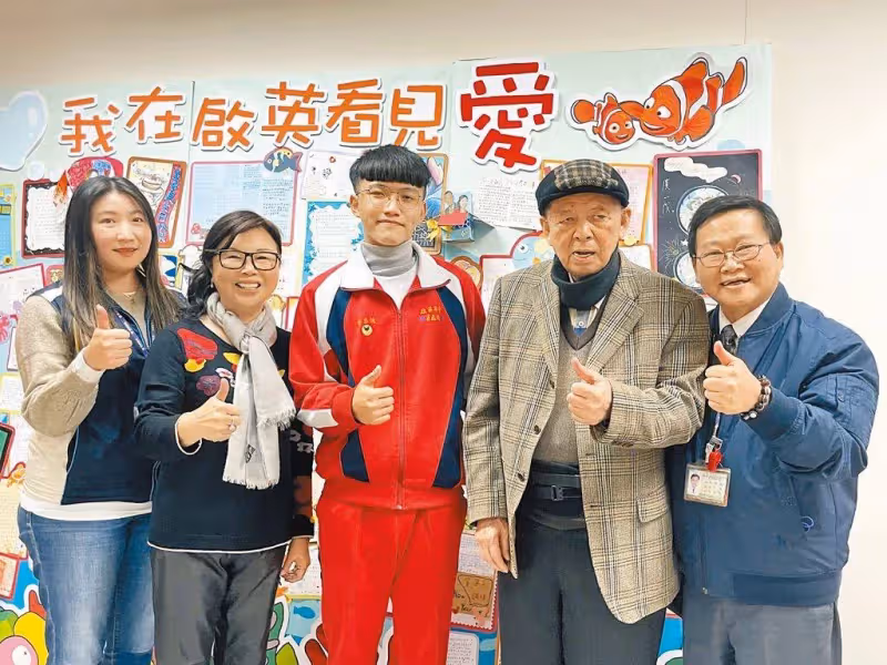 出身低收7口之家,清寒高職生「不補習上台大」拿25萬獎學金,回報貨車司機爸:也要為家出力!