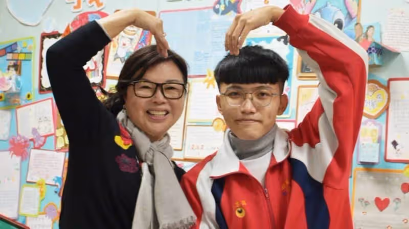 出身低收7口之家,清寒高職生「不補習上台大」拿25萬獎學金,回報貨車司機爸:也要為家出力!