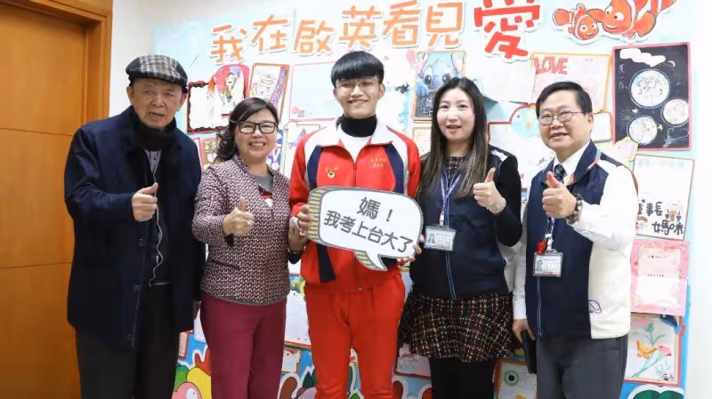 出身低收7口之家,清寒高職生「不補習上台大」拿25萬獎學金,回報貨車司機爸:也要為家出力!