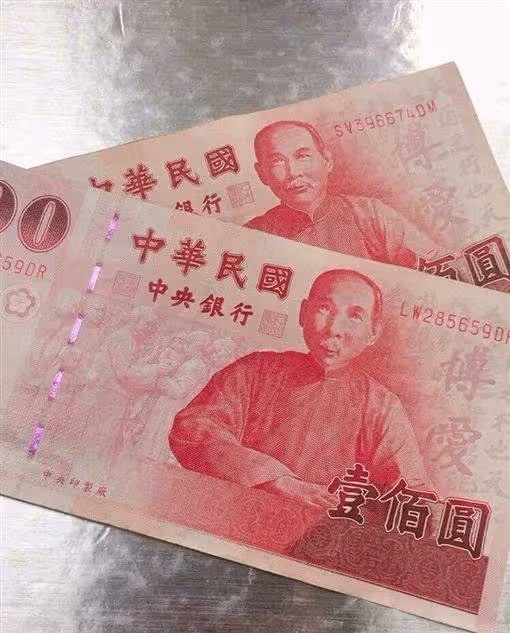 外送員收百元鈔「發現國父怪怪的」細一看「露出超亮白牙齒」當場驚呆,網笑翻:黑人牙膏代言人嗎?