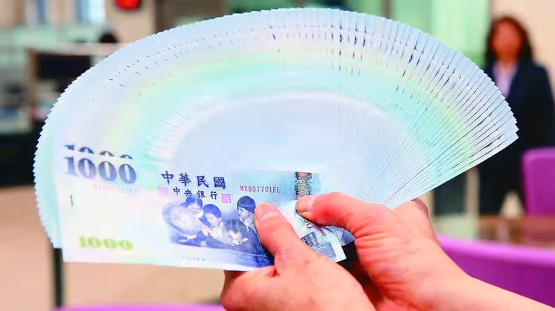 全職媽媽「存摺多出36萬」滿頭問號,一看「愛的備註」全網噴淚,網友揪一點質疑:這也太假了!