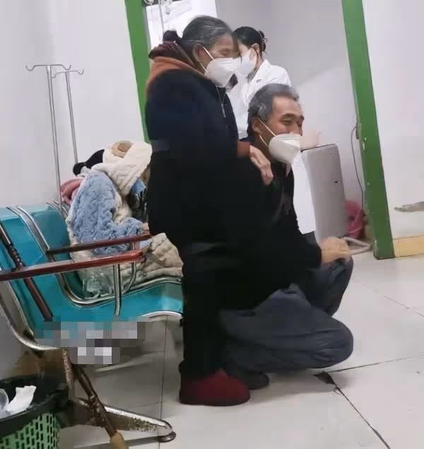 70歲男子背著年邁母親醫院看病「走到哪背到哪」他跪下那一刻眾人淚崩,網贊:兒孝母長壽!