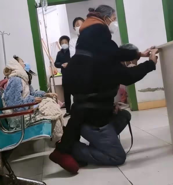 70歲男子背著年邁母親醫院看病「走到哪背到哪」他跪下那一刻眾人淚崩,網贊:兒孝母長壽!