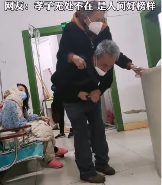 70歲男子背著年邁母親醫院看病「走到哪背到哪」他跪下那一刻眾人淚崩,網贊:兒孝母長壽!