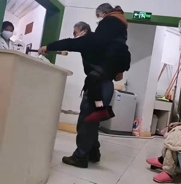 70歲男子背著年邁母親醫院看病「走到哪背到哪」他跪下那一刻眾人淚崩,網贊:兒孝母長壽!
