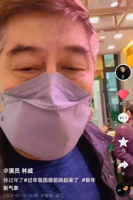 68歲知名港星現身超市,為買打折商品大排長龍,打扮樸素沒人認出