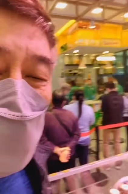 68歲知名港星現身超市,為買打折商品大排長龍,打扮樸素沒人認出