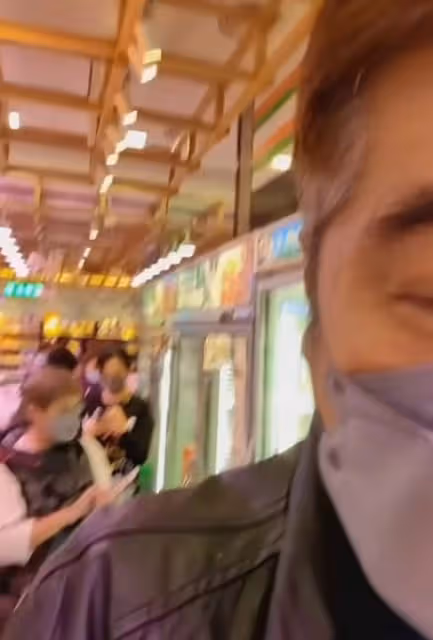 68歲知名港星現身超市,為買打折商品大排長龍,打扮樸素沒人認出