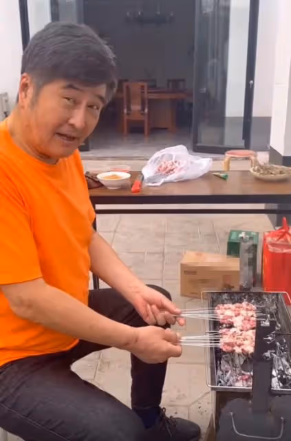 68歲知名港星現身超市,為買打折商品大排長龍,打扮樸素沒人認出