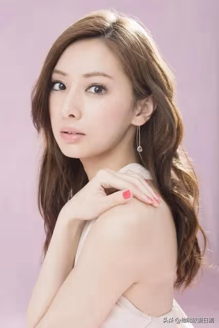 36歲的北川景子，演技越發驚艷成熟，既是美麗的妻子，也是辣媽